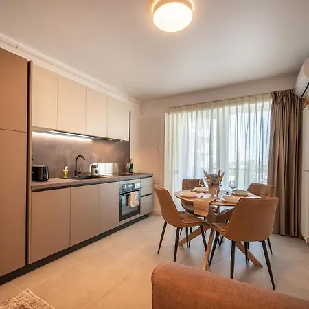 Luxury 140 In Odyssey Pool & Spa-parking Apartment Mamaia