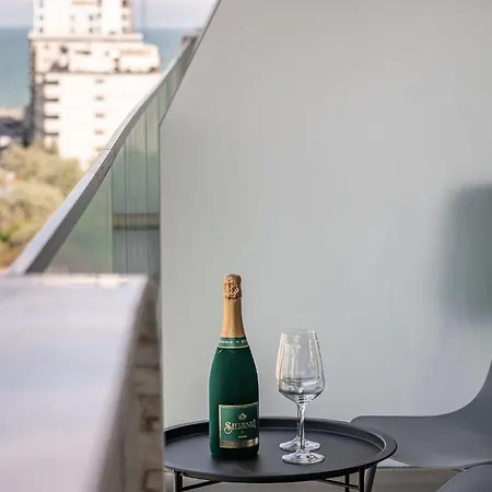 Luxury 140 In Odyssey Pool & Spa-parking