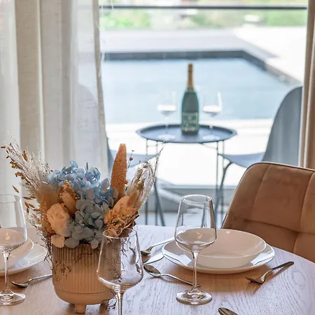 Apartment Luxury 140 In Odyssey Pool & Spa-parking